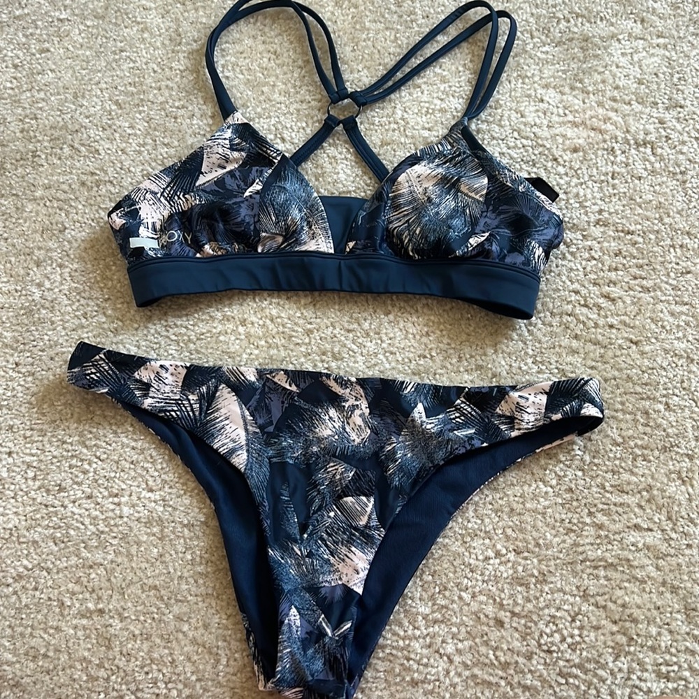 Selling a gently used Roxy swimsuit. Navy blue with pink